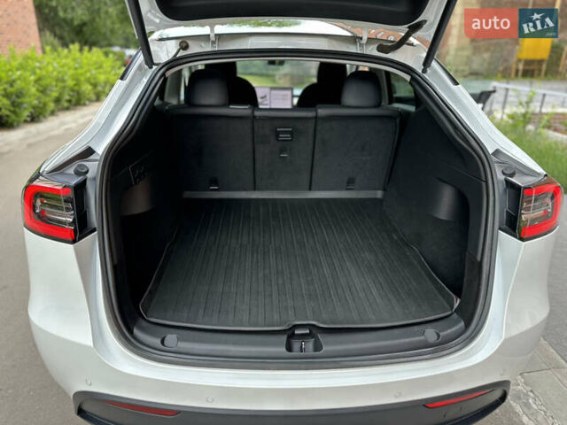 Белый Тесла Model Y, объемом двигателя 0 л и пробегом 53 тыс. км за 23500 $, фото 44 на Automoto.ua