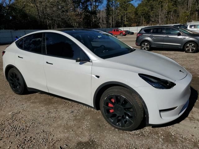 Белый Тесла Model Y, объемом двигателя 0 л и пробегом 131 тыс. км за 18300 $, фото 2 на Automoto.ua
