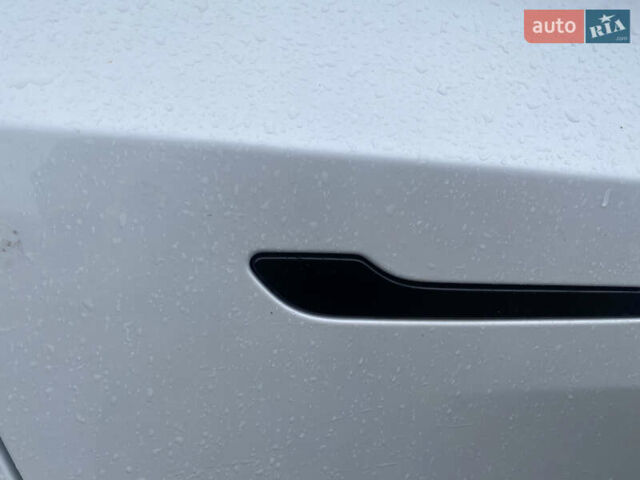 Білий Тесла Model Y, об'ємом двигуна 0 л та пробігом 70 тис. км за 24500 $, фото 22 на Automoto.ua