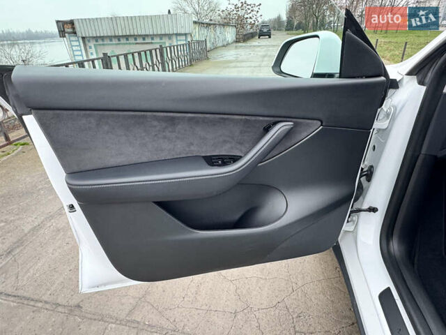 Белый Тесла Model Y, объемом двигателя 0 л и пробегом 77 тыс. км за 25000 $, фото 29 на Automoto.ua