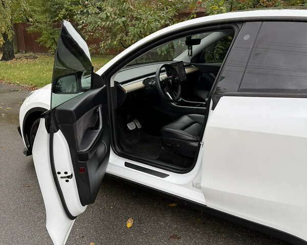 Белый Тесла Model Y, объемом двигателя 0 л и пробегом 62 тыс. км за 28500 $, фото 39 на Automoto.ua