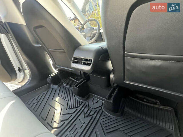 Білий Тесла Model Y, об'ємом двигуна 0 л та пробігом 77 тис. км за 21000 $, фото 16 на Automoto.ua
