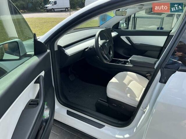 Білий Тесла Model Y, об'ємом двигуна 0 л та пробігом 100 тис. км за 22500 $, фото 13 на Automoto.ua