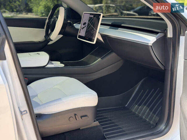 Белый Тесла Model Y, объемом двигателя 0 л и пробегом 84 тыс. км за 28000 $, фото 21 на Automoto.ua