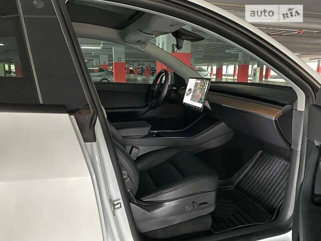 Білий Тесла Model Y, об'ємом двигуна 0 л та пробігом 61 тис. км за 25399 $, фото 9 на Automoto.ua