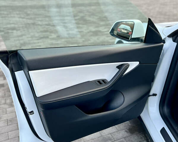 Белый Тесла Model Y, объемом двигателя 0 л и пробегом 57 тыс. км за 28500 $, фото 23 на Automoto.ua