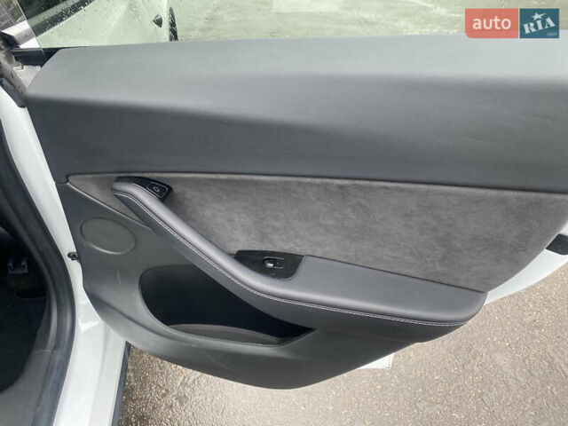 Білий Тесла Model Y, об'ємом двигуна 0 л та пробігом 70 тис. км за 24500 $, фото 20 на Automoto.ua