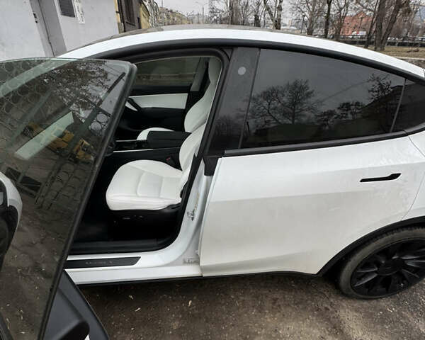 Белый Тесла Model Y, объемом двигателя 0 л и пробегом 120 тыс. км за 20500 $, фото 2 на Automoto.ua