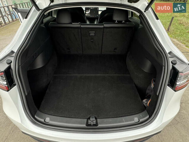 Белый Тесла Model Y, объемом двигателя 0 л и пробегом 77 тыс. км за 25000 $, фото 22 на Automoto.ua