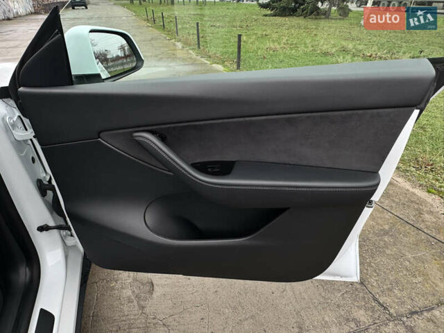 Белый Тесла Model Y, объемом двигателя 0 л и пробегом 77 тыс. км за 25000 $, фото 11 на Automoto.ua