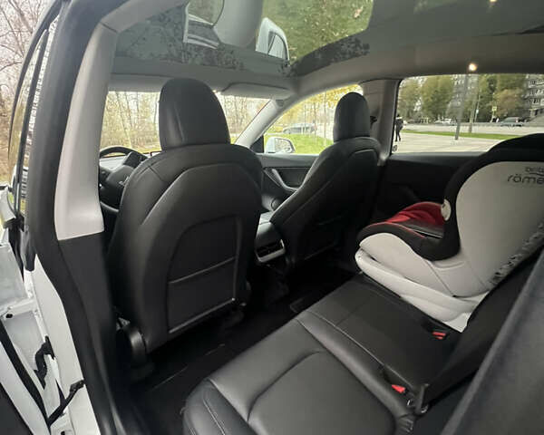 Белый Тесла Model Y, объемом двигателя 0 л и пробегом 36 тыс. км за 29500 $, фото 13 на Automoto.ua
