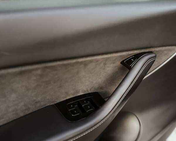 Белый Тесла Model Y, объемом двигателя 0 л и пробегом 15 тыс. км за 21000 $, фото 9 на Automoto.ua