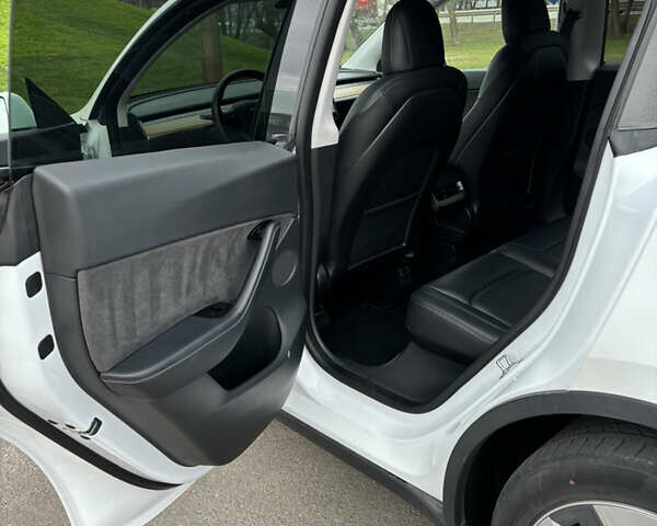 Білий Тесла Model Y, об'ємом двигуна 0 л та пробігом 70 тис. км за 28000 $, фото 12 на Automoto.ua