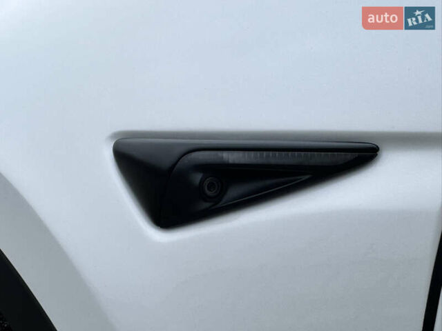 Белый Тесла Model Y, объемом двигателя 0 л и пробегом 77 тыс. км за 25000 $, фото 33 на Automoto.ua