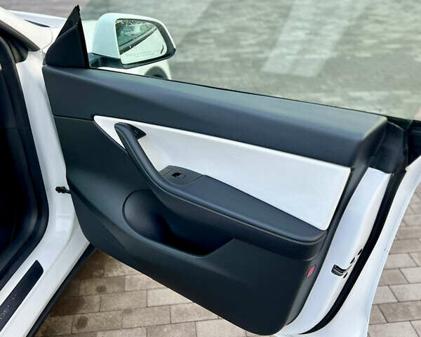 Белый Тесла Model Y, объемом двигателя 0 л и пробегом 57 тыс. км за 28500 $, фото 30 на Automoto.ua