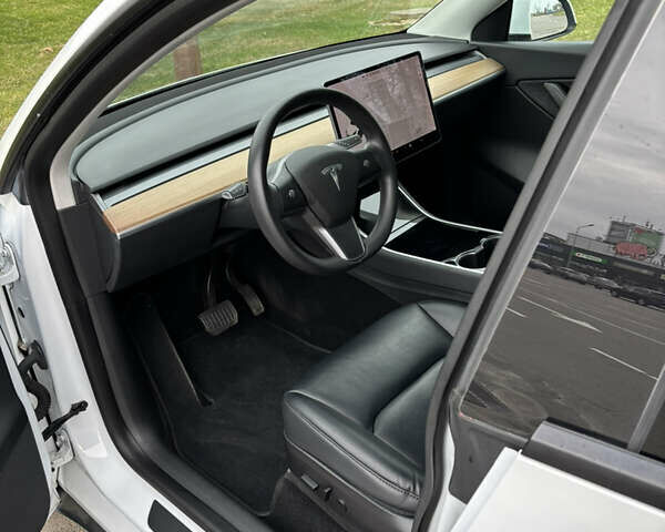 Білий Тесла Model Y, об'ємом двигуна 0 л та пробігом 70 тис. км за 28000 $, фото 13 на Automoto.ua