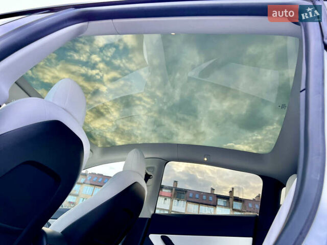 Белый Тесла Model Y, объемом двигателя 0 л и пробегом 57 тыс. км за 28500 $, фото 47 на Automoto.ua