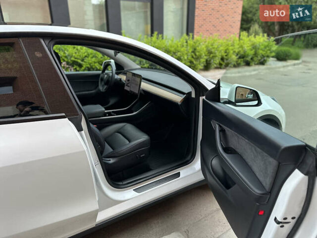Белый Тесла Model Y, объемом двигателя 0 л и пробегом 53 тыс. км за 23500 $, фото 48 на Automoto.ua