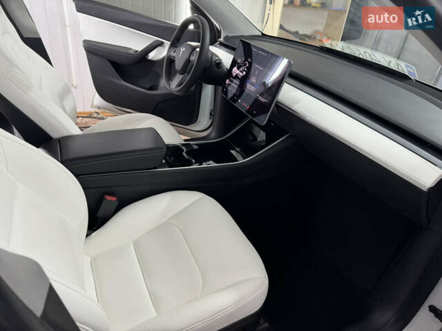 Белый Тесла Model Y, объемом двигателя 0 л и пробегом 120 тыс. км за 20500 $, фото 29 на Automoto.ua