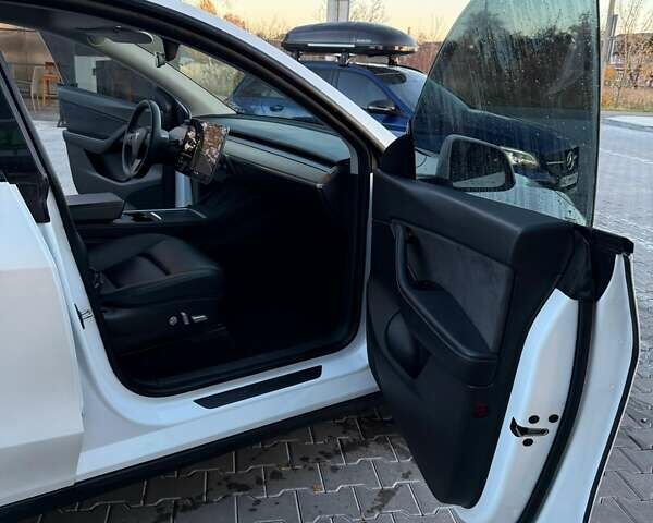 Белый Тесла Model Y, объемом двигателя 0 л и пробегом 132 тыс. км за 20800 $, фото 57 на Automoto.ua