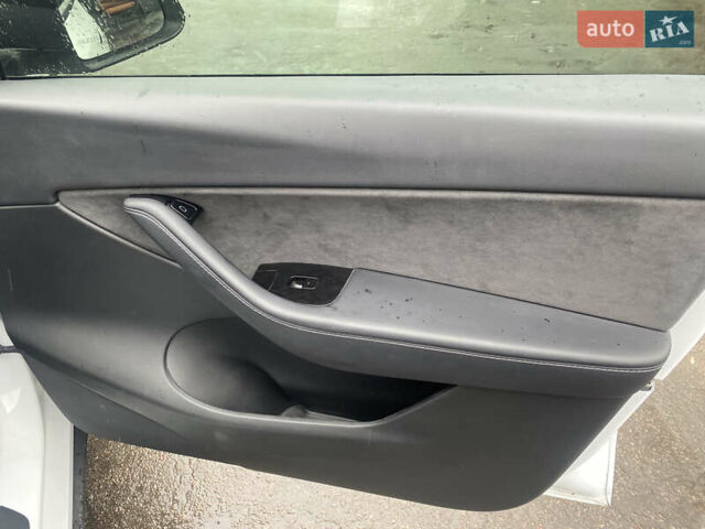 Білий Тесла Model Y, об'ємом двигуна 0 л та пробігом 70 тис. км за 24500 $, фото 19 на Automoto.ua