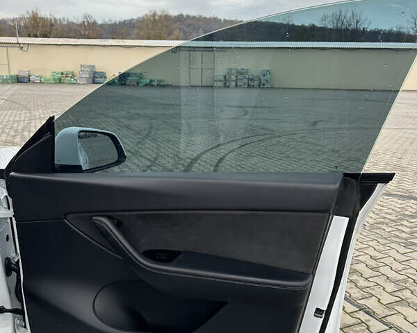 Белый Тесла Model Y, объемом двигателя 0 л и пробегом 85 тыс. км за 22000 $, фото 11 на Automoto.ua