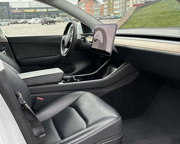Білий Тесла Model Y, об'ємом двигуна 0 л та пробігом 70 тис. км за 28000 $, фото 16 на Automoto.ua