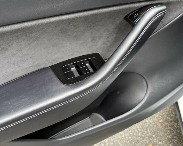 Белый Тесла Model Y, объемом двигателя 0 л и пробегом 62 тыс. км за 28500 $, фото 17 на Automoto.ua