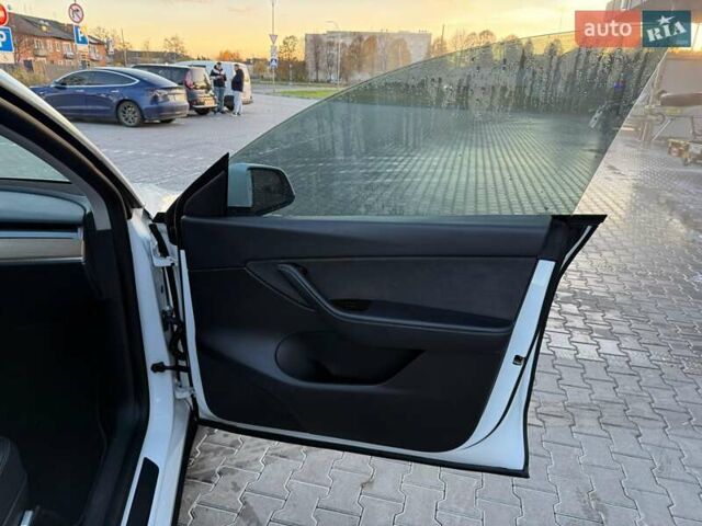 Белый Тесла Model Y, объемом двигателя 0 л и пробегом 132 тыс. км за 20800 $, фото 63 на Automoto.ua