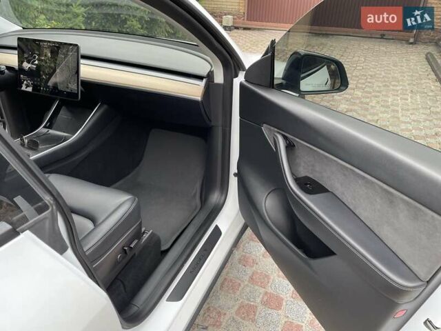 Білий Тесла Model Y, об'ємом двигуна 0 л та пробігом 79 тис. км за 25300 $, фото 4 на Automoto.ua