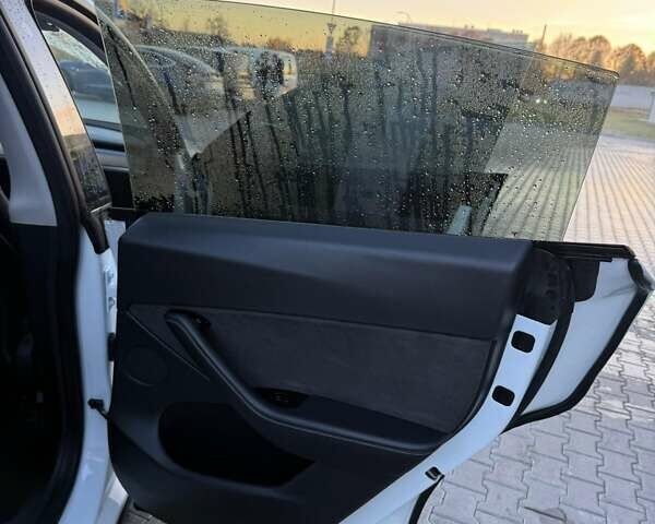 Белый Тесла Model Y, объемом двигателя 0 л и пробегом 132 тыс. км за 20800 $, фото 62 на Automoto.ua