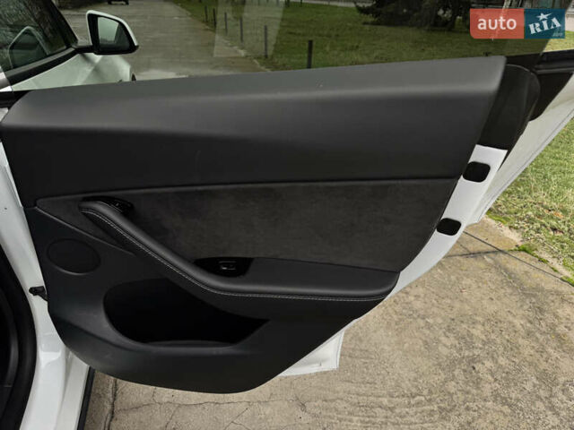 Белый Тесла Model Y, объемом двигателя 0 л и пробегом 77 тыс. км за 25000 $, фото 15 на Automoto.ua