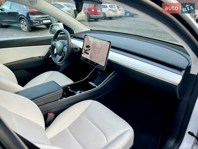 Белый Тесла Model Y, объемом двигателя 0 л и пробегом 57 тыс. км за 28500 $, фото 34 на Automoto.ua