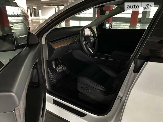 Білий Тесла Model Y, об'ємом двигуна 0 л та пробігом 61 тис. км за 25399 $, фото 8 на Automoto.ua