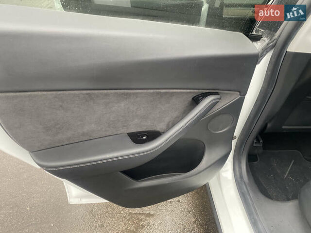 Білий Тесла Model Y, об'ємом двигуна 0 л та пробігом 70 тис. км за 24500 $, фото 17 на Automoto.ua
