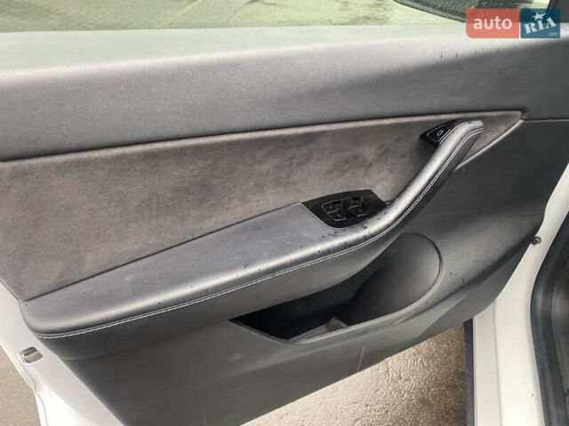 Білий Тесла Model Y, об'ємом двигуна 0 л та пробігом 70 тис. км за 24500 $, фото 18 на Automoto.ua