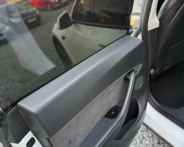 Білий Тесла Model Y, об'ємом двигуна 0 л та пробігом 100 тис. км за 21499 $, фото 14 на Automoto.ua