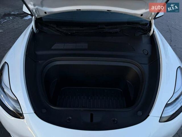 Белый Тесла Model Y, объемом двигателя 0 л и пробегом 132 тыс. км за 20800 $, фото 64 на Automoto.ua