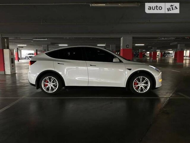 Білий Тесла Model Y, об'ємом двигуна 0 л та пробігом 61 тис. км за 25399 $, фото 2 на Automoto.ua