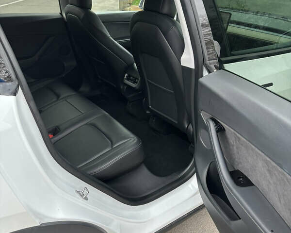 Білий Тесла Model Y, об'ємом двигуна 0 л та пробігом 70 тис. км за 28000 $, фото 18 на Automoto.ua