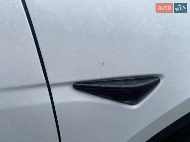 Білий Тесла Model Y, об'ємом двигуна 0 л та пробігом 70 тис. км за 24500 $, фото 26 на Automoto.ua