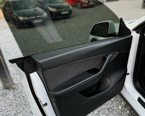 Білий Тесла Model Y, об'ємом двигуна 0 л та пробігом 100 тис. км за 21499 $, фото 10 на Automoto.ua