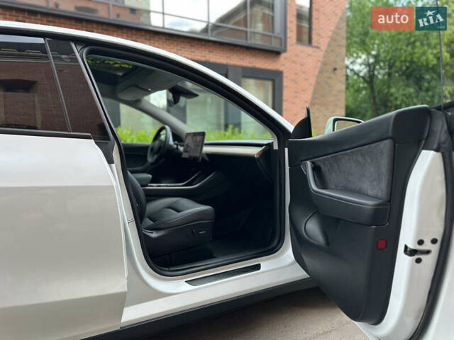 Белый Тесла Model Y, объемом двигателя 0 л и пробегом 53 тыс. км за 23500 $, фото 47 на Automoto.ua