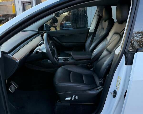 Белый Тесла Model Y, объемом двигателя 0 л и пробегом 132 тыс. км за 20800 $, фото 46 на Automoto.ua