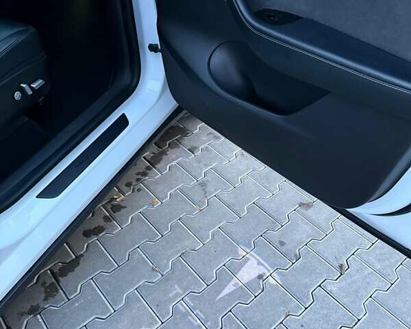 Белый Тесла Model Y, объемом двигателя 0 л и пробегом 132 тыс. км за 20800 $, фото 109 на Automoto.ua