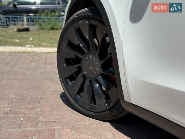 Белый Тесла Model Y, объемом двигателя 0 л и пробегом 84 тыс. км за 28000 $, фото 29 на Automoto.ua