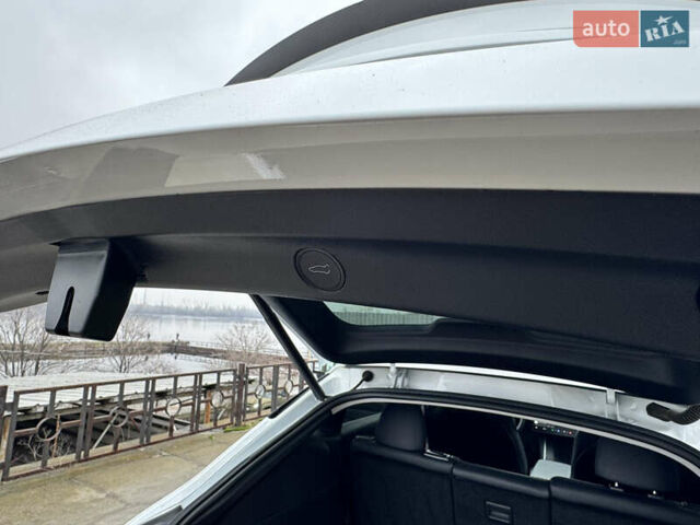 Белый Тесла Model Y, объемом двигателя 0 л и пробегом 77 тыс. км за 25000 $, фото 21 на Automoto.ua