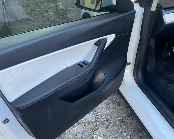 Белый Тесла Model Y, объемом двигателя 0 л и пробегом 21 тыс. км за 19500 $, фото 4 на Automoto.ua