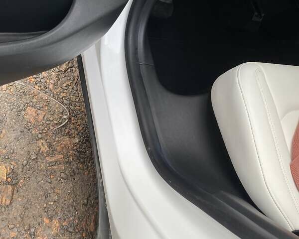 Білий Тесла Model Y, об'ємом двигуна 0 л та пробігом 21 тис. км за 19000 $, фото 45 на Automoto.ua