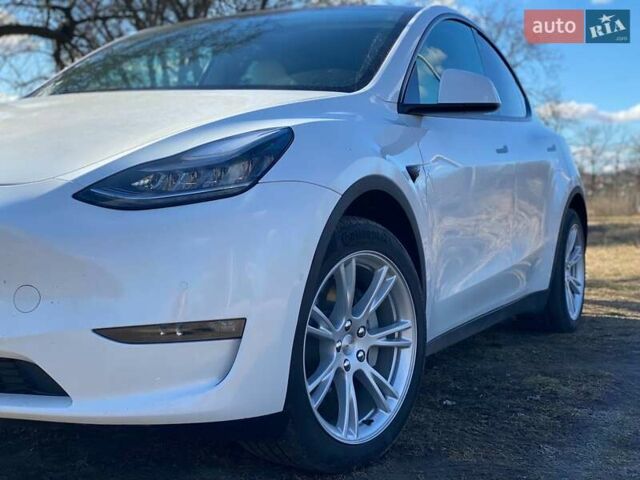 Белый Тесла Model Y, объемом двигателя 0 л и пробегом 30 тыс. км за 35000 $, фото 1 на Automoto.ua